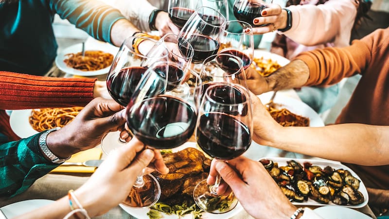La nueva ley contra el desperdicio alimentario obliga a bares y restaurantes a facilitar que los clientes se lleven la comida sobrante y a reforzar medidas de prevención.