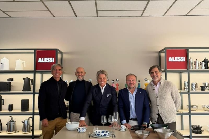 Directivos de Alessi, junto a Facundo Mendizabal en abril pasado, durante su recorrida en Italia