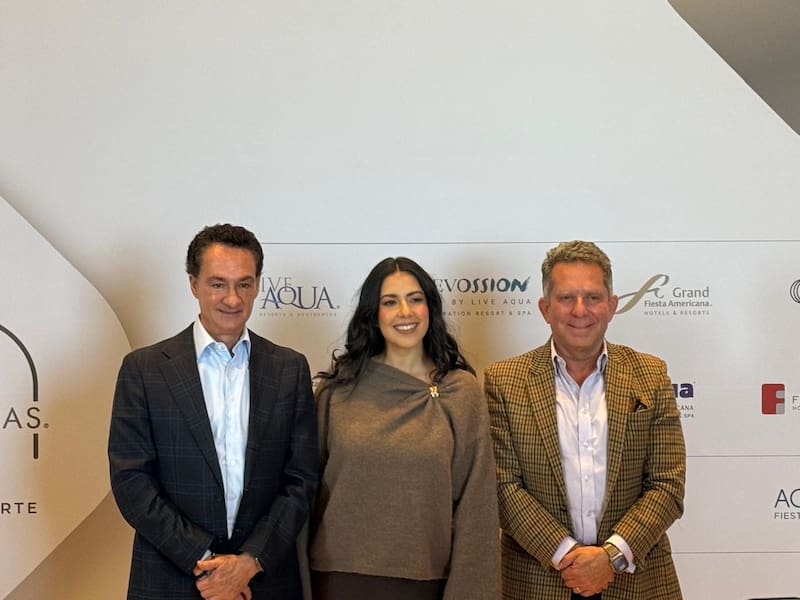 Javier Barrera, VP de Estrategia y Capital Humano; Alejandra Carrandi, directora de Mercadotecnia, y Enrique Calderón, VP de Operaciones de Grupo Posadas