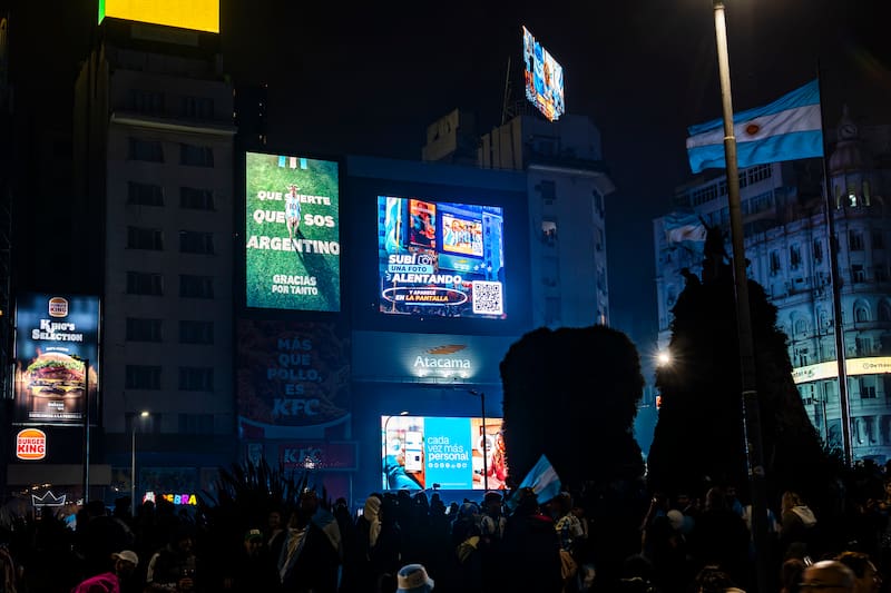 GRUPO VÍA Y ATACAMA PRESENTARON UNA NUEVA EXPERIENCIA INTERACTIVA EN LA PANTALLA DEL OBELISCO