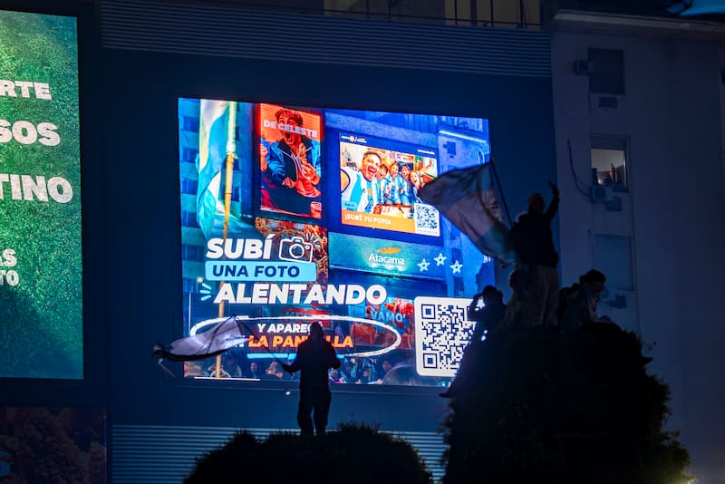 GRUPO VÍA Y ATACAMA PRESENTARON UNA NUEVA EXPERIENCIA INTERACTIVA EN LA PANTALLA DEL OBELISCO