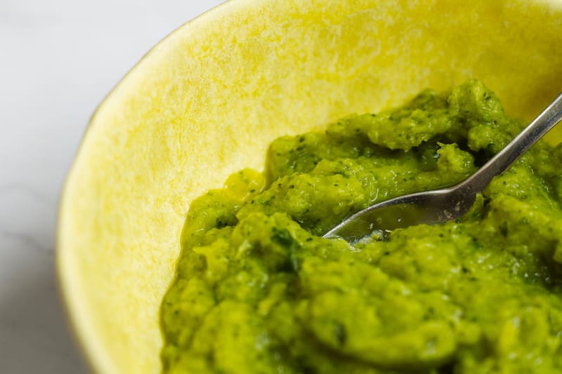 De origen prehispánico, el guacamole tradicional combina ingredientes frescos y técnicas ancestrales que le dan un sabor único imposible de replicar con métodos modernos. Fuente: Shutterstock.