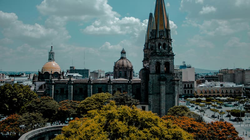 La embajada de EE.UU. en México recomienda a sus ciudadanos en el país en localidades como Guadalajara, Jalisco, no salir a las calles mientras transcurren operativos de seguridad.