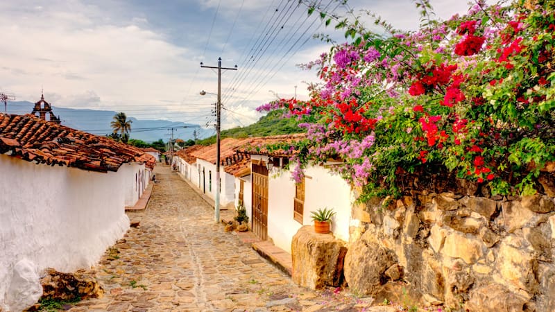 Este encantador pueblo de Santander, Colombia, fascina por su rica historia, arquitectura colonial y paisajes deslumbrantes. ¿Cuál es?
