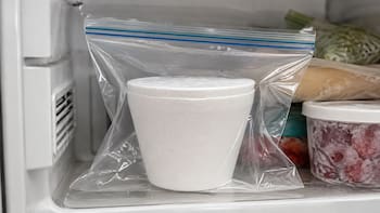 Guardar el helado en una bolsa dentro del congelador: para qué sirve y por qué lo recomiendan