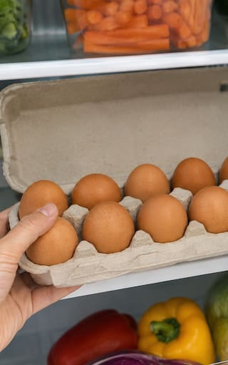 Guardar los huevos dentro o fuera de la heladera: cuál es la forma correcta y por qué recomiendan hacerlo solo de una manera