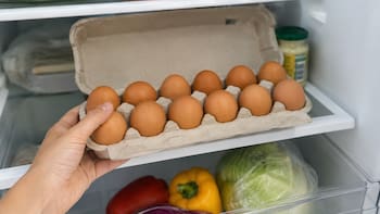 Guardar los huevos dentro o fuera de la heladera: cuál es la forma correcta y por qué recomiendan hacerlo solo de una manera