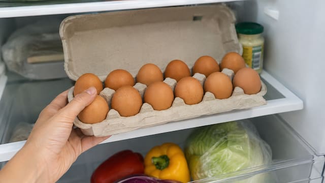 Guardar los huevos dentro o fuera de la heladera: cuál es la forma correcta y por qué recomiendan hacerlo solo de una manera