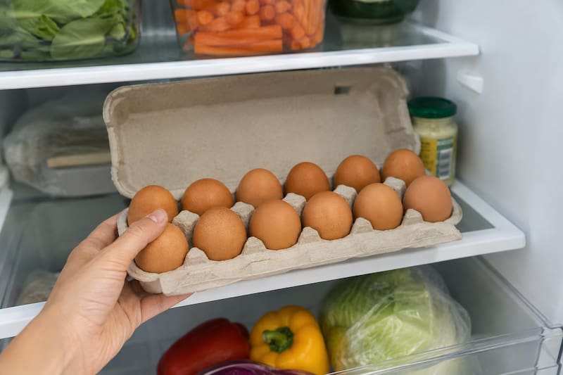 La principal diferencia radica en la raza de las gallinas.