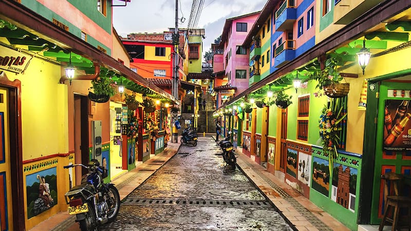 Está a unos 75 kilómetros de Medellín y ofrece paisajes, atractivos turísticos y actividades para disfrutar durante una escapada.
