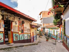 No es Cartagena: el pueblo de Antioquia famoso por sus casas de colores y tradicionales zócalos que sorprende a sus visitantes