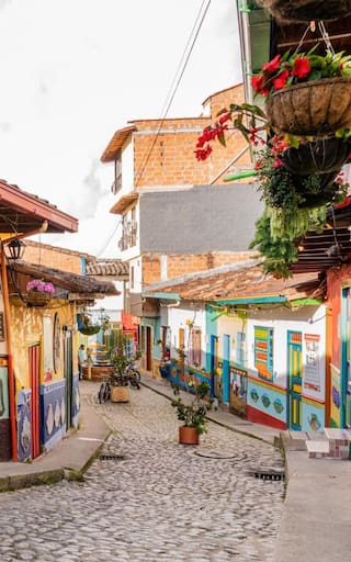 No es Cartagena: el pueblo de Antioquia famoso por sus casas de colores y tradicionales zócalos que sorprende a sus visitantes