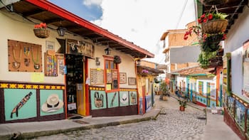 No es Cartagena: el pueblo de Antioquia famoso por sus casas de colores y tradicionales zócalos que sorprende a sus visitantes
