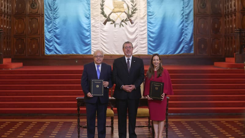 El presidente de Guatemala, Bernardo Arévalo de León (c), el canciller de Guatemala Carlos Martínez (i) y la embajadora del Reino Unido en Guatemala, Juliana Correa, posan durante en la firma de una carta de entendimiento entre los gobiernos de Guatemala y Reino Unido para iniciar una cooperación técnica orientada al desarrollo del MetroRiel, este jueves, en Ciudad de Guatemala (Guatemala). EFE/ Mariano Macz.
