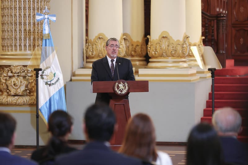 AME8776. CIUDAD DE GUATEMALA (GUATEMALA), 09/07/2026.- El presidente de Guatemala, Bernardo Arévalo de León, habla en una reunión donde se firmó una carta de entendimiento con el Gobierno de Reino Unido para iniciar una cooperación técnica orientada al desarrollo del MetroRiel, este jueves, en Ciudad de Guatemala (Guatemala). EFE/ Mariano Macz