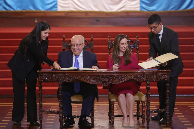 AME8776. CIUDAD DE GUATEMALA (GUATEMALA), 09/07/2026.- El canciller de Guatemala Carlos Martínez ((c-i) y la embajadora del Reino Unido en Guatemala, Juliana Correa (c-d), asisten a una reunión donde se firma una carta de entendimiento entre los gobiernos de Guatemala y Reino Unido para iniciar una cooperación técnica orientada al desarrollo del MetroRiel, este jueves, en Ciudad de Guatemala (Guatemala). EFE/ Mariano Macz
