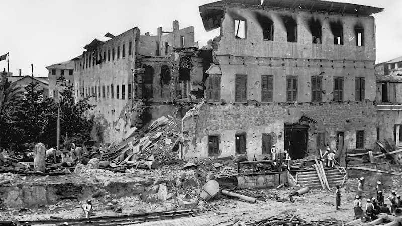 Edificios y palacio del sultán de Zanzíbar dañados tras el bombardeo británico durante la guerra anglo-zanzibariana.
