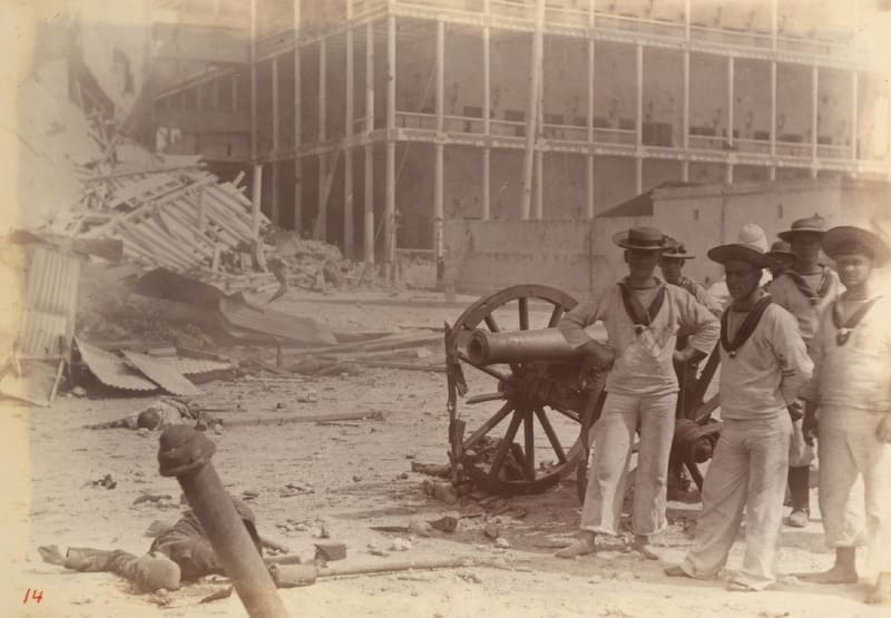 Marineros británicos posan con un cañón capturado.