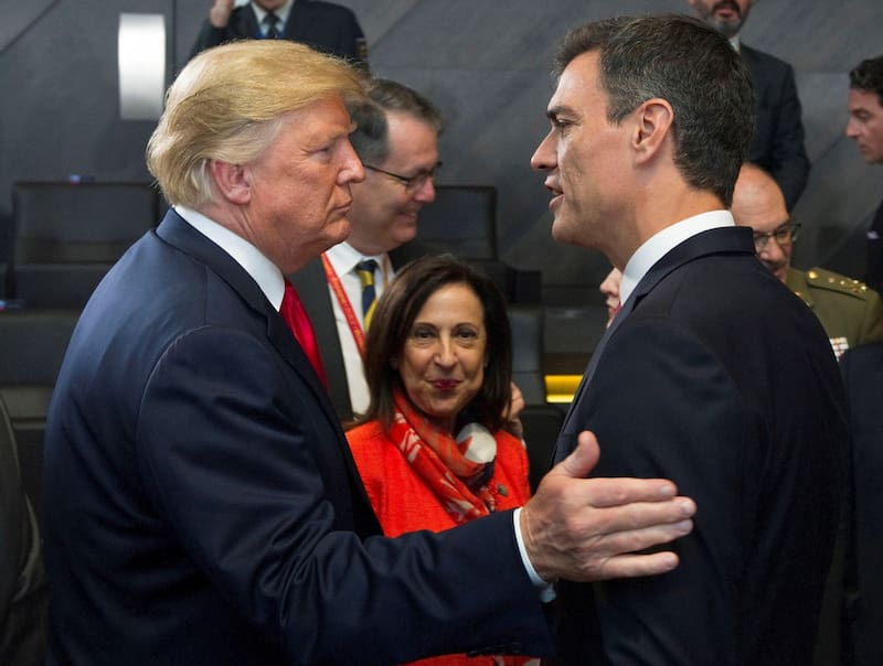 En septiembre de 2025, el Gobierno de Pedro Sánchez prohibió el atraque en puertos españoles de barcos y aviones que transportaran armas o combustible militar con destino a Israel.
