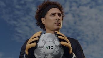 Memo Ochoa, el portero que no se deja ‘dormir con rendimientos de 22%’, ahora es la cara de un bróker