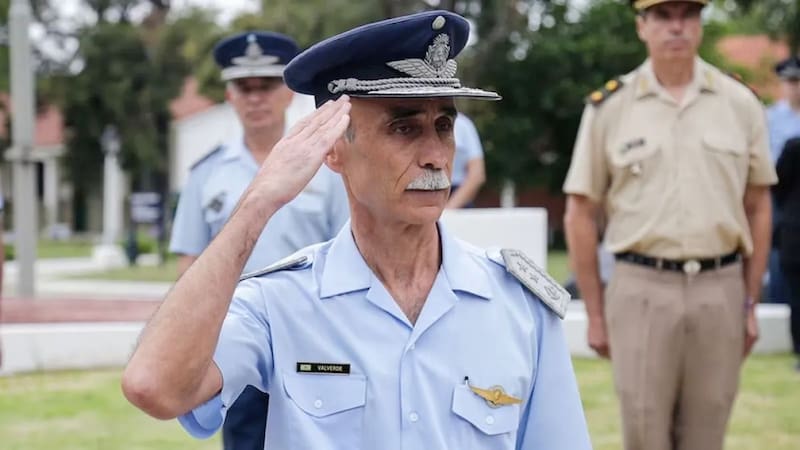 El brigadier mayor Gustavo Javier Valverde permanecerá al frente de la Fuerza Aérea.