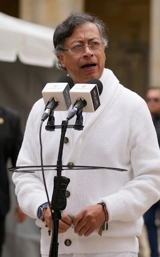 Petro viaja a España para cumbre en Barcelona y delega funciones presidenciales en el ministro de Hacienda