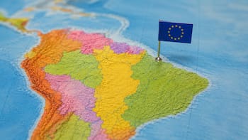 Es europeo pero tiene frontera en América del Sur: el país en Latinoamérica que usa el euro y es parte de la Unión Europea