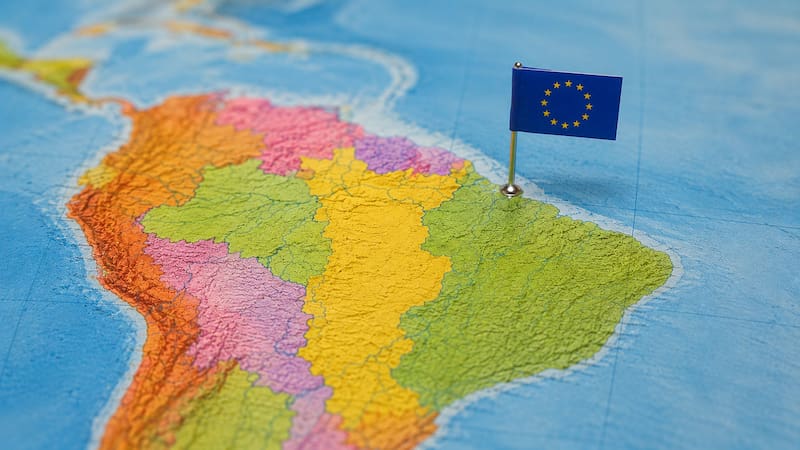 Es europeo pero tiene frontera en América del Sur: el país en Latinoamérica que usa el euro y es parte de la Unión Europea.