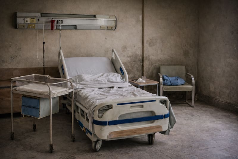 Las deficiencias en los servicios de salud impactan con mayor fuerza en quienes dependen del sistema tras el retiro laboral.