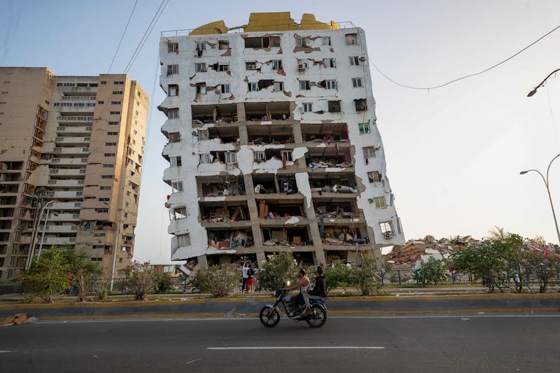 Detalle de un edificio derruido en Catia la Mar, Venezuela, mientras continúa la búsqueda entre los escombros de los edificios.