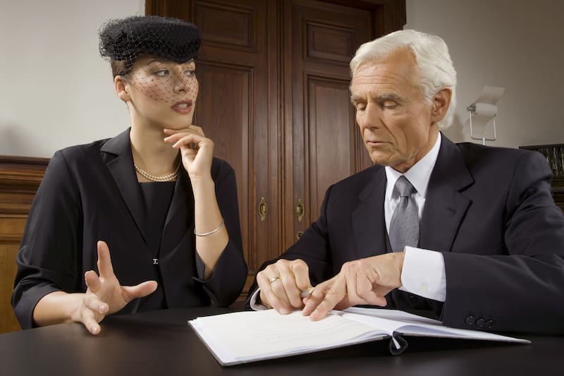 Cuando fallece el titular de una cuenta bancaria, ¿qué deben hacer los familiares para no heredar deudas? (foto: archivo).