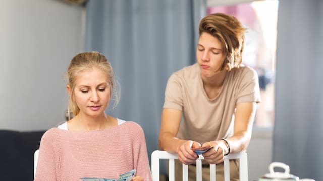 Hacienda lo confirma | Enviar dinero a un hijo para alquilar o comprar una vivienda puede meterlo en problemas