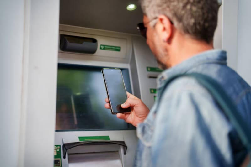 Confirmado | Ya puedes sacar dinero del cajero automático sin tarjeta: así funciona el nuevo sistema de los bancos