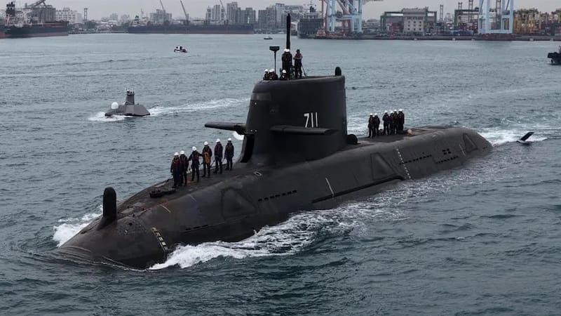 Los ingenieros taiwaneses equiparon la nave con propulsión diésel-eléctrica. Este sistema permite operaciones silenciosas.