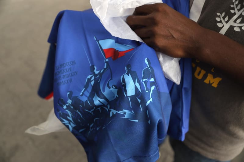 Esta fue la inscripción que la FIFA obligó a Haití a retirar de su camiseta (Fuente: EFE/ Patrice Noel)