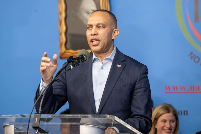 Hakeem Jeffries, líder demócrata en la Cámara, no confirmó si impulsarán un nuevo juicio político, pero sí se aclaró que no está descartado: “No hemos descartado nada y tampoco hemos confirmado nada”.