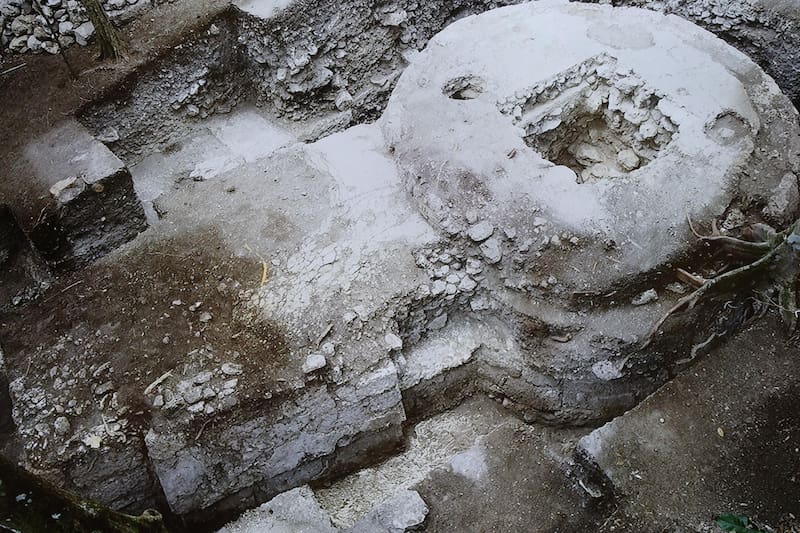 Estructura ritual maya, en el sitio prehispánico El Tigre, que aporta datos inéditos sobre las complejas prácticas ceremoniales y los patrones sociales del periodo preclásico terminal.