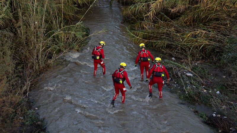 MÁLAGA, 28/12/2025.- Efectivos del cuerpo de bomberos durante las labores de búsqueda en el río Fahala, de los dos hombres, de 53 y 54 años, desaparecidos después de el río arrastrara la furgoneta en la que viajaban en Alhaurín el Grande (Málaga) debido a las intensas lluvias en la provincia. La Guardia Civil ha hallado el cuerpo sin vida de uno de los dos hombres aproximadamente a un kilómetro de donde se localizó la furgoneta, que estaba destrozada. EFE/ Carlos Diaz