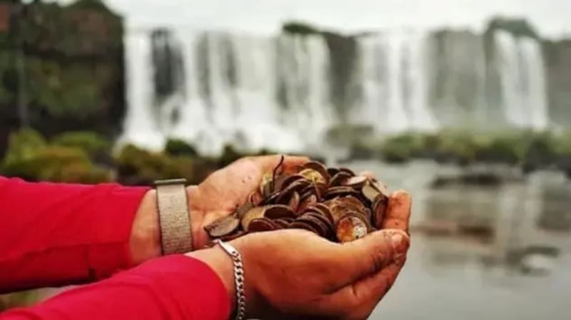 Hallaron miles de monedas en las cataratas