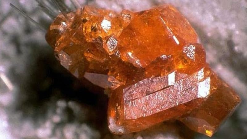 Encuentran toneladas del mineral más valioso que el oro y le pertenece todo a un solo país