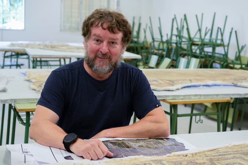 El arqueólogo municipal de Écija (Sevilla), Sergio García-Dils, dirige los trabajos de recuperación de un nuevo mosaico romano del que se conservan unos 40 metros cuadrados y que ha sido hallado en el sótano del propio Ayuntamiento de Écija (Sevilla).