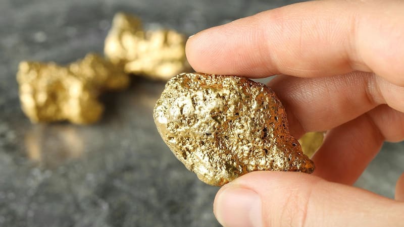 Hallazgo del siglo | Desentierran lingotes de oro a más de mil metros bajo tierra y pertenece a un solo país