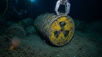 Científicos bajaron 15.400 pies bajo el Atlántico y encontraron 200.000 barriles radiactivos corroídos, contaminando todo el fondo del mar