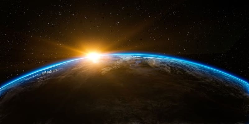 El afelio es el momento del año en que la Tierra se ubica más lejos del Sol dentro de su órbita elíptica.