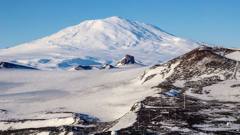 Hallazgo insólito: descubren un volcán en la Antártida que lanza oro al aire todos los días