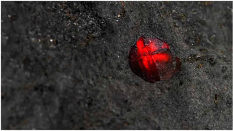 El granate encontrado en el fragmento marciano no tiene el color rojo intenso conocido en las joyas y gemas de nuestro planeta