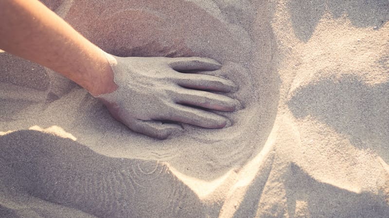 Hallazgo sin precedentes: científicos descubrieron el “séptimo sentido” en los humanos para detectar objetos bajo la arena. Foto: Shutterstock