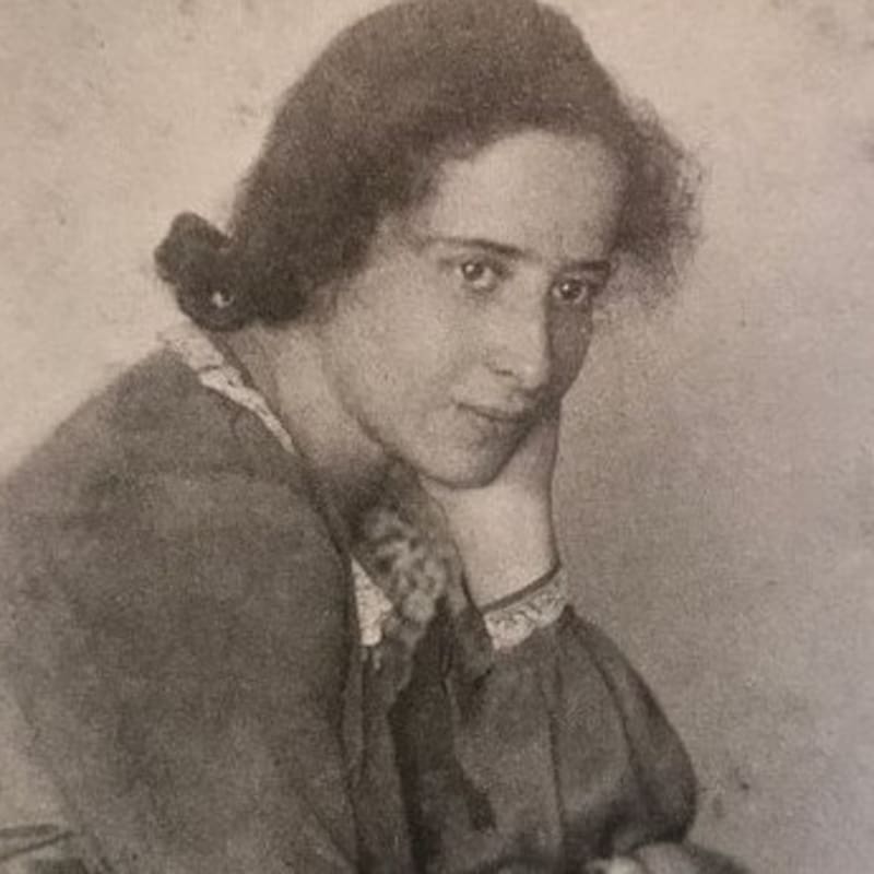 Hannah Arendt en 1924: una vida marcada por el exilio y la reflexión política.
