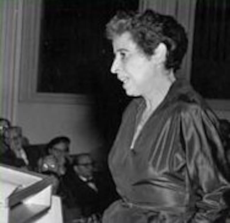 Hannah Arendt en 1955: una vida marcada por el exilio y la reflexión política.