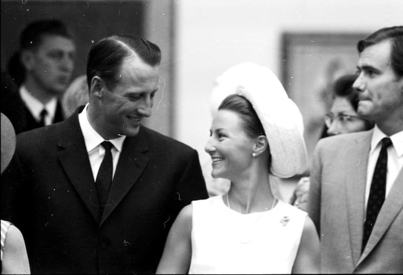 Harald V junto a Sonja Haraldsen.